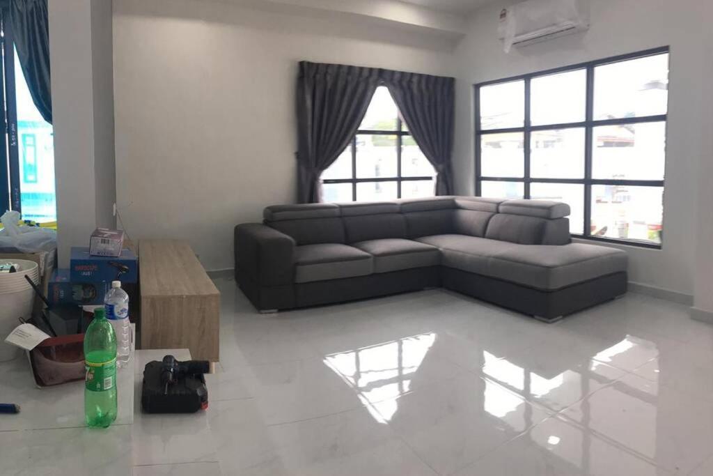 ジョホールバル 22Pax :Taman Pelangi Party House Nearby Midvellyヴィラ エクステリア 写真